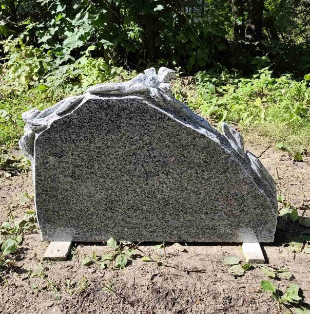Valmis liiliatega hauakivi